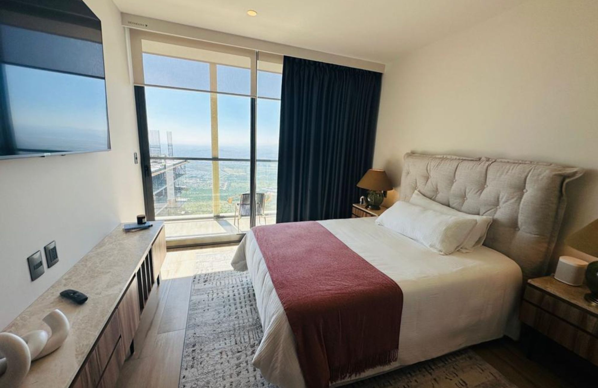 Departamento con dos terrazas, area de tv, cuarto de servicio con ba&ntilde;o propio, cuarto de lavado, alberca tipo infinity, jacuzzi, pre-constru