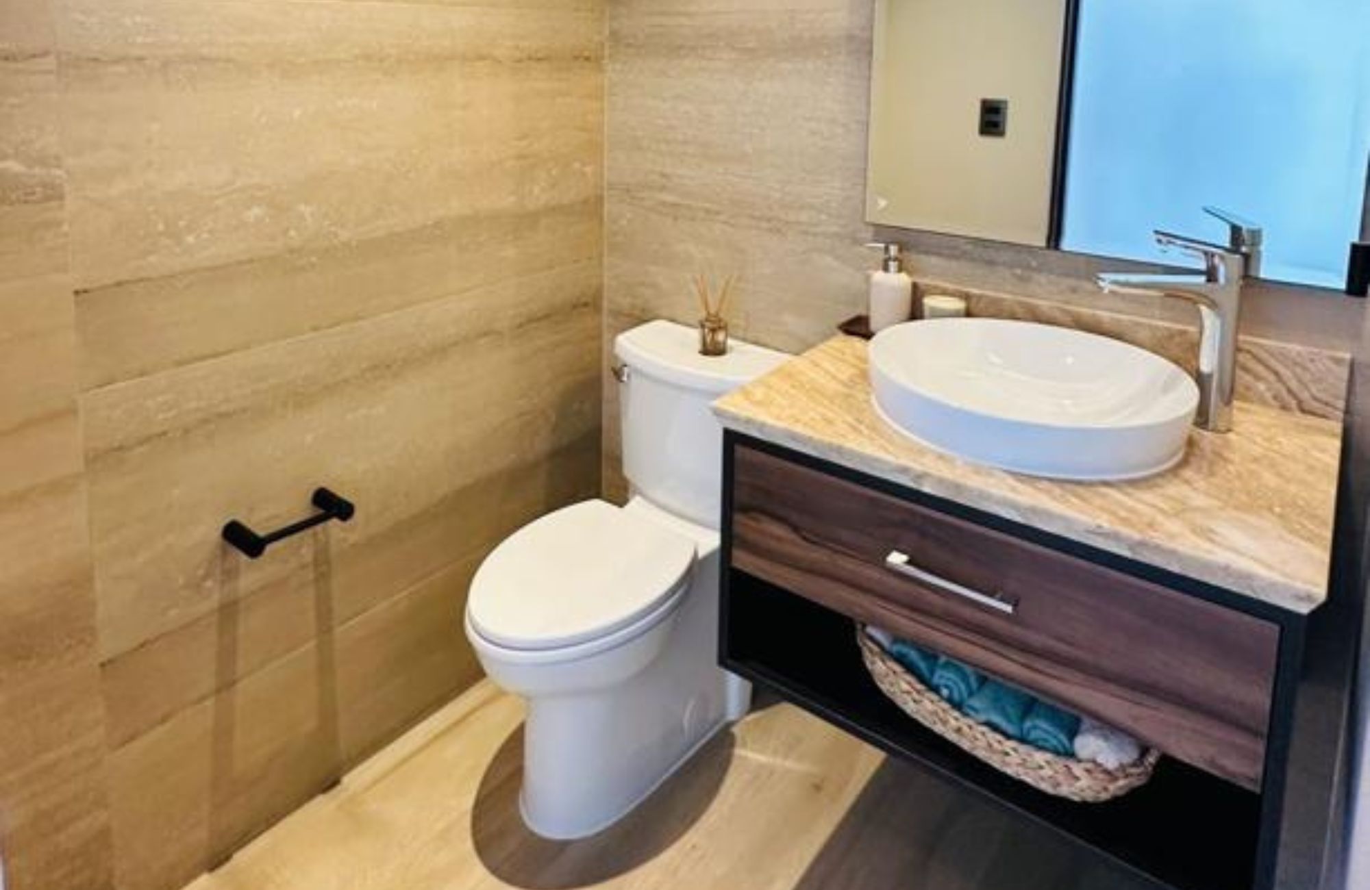 Departamento con dos terrazas, area de tv, cuarto de servicio con ba&ntilde;o propio, cuarto de lavado, alberca tipo infinity, jacuzzi, pre-constru