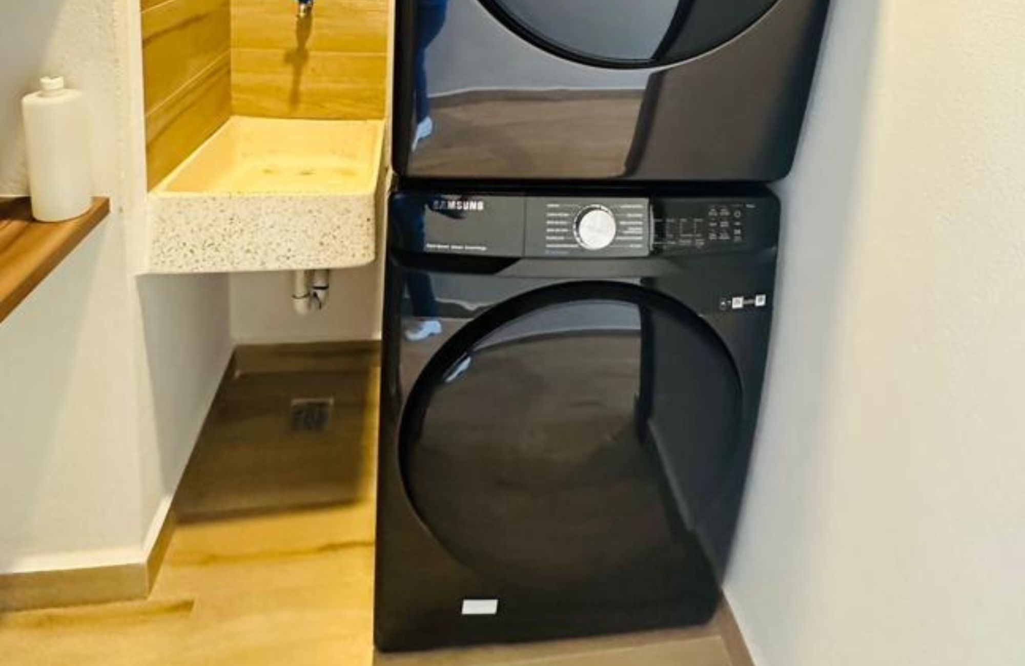 Departamento con dos terrazas, area de tv, cuarto de servicio con ba&ntilde;o propio, cuarto de lavado, alberca tipo infinity, jacuzzi, pre-constru