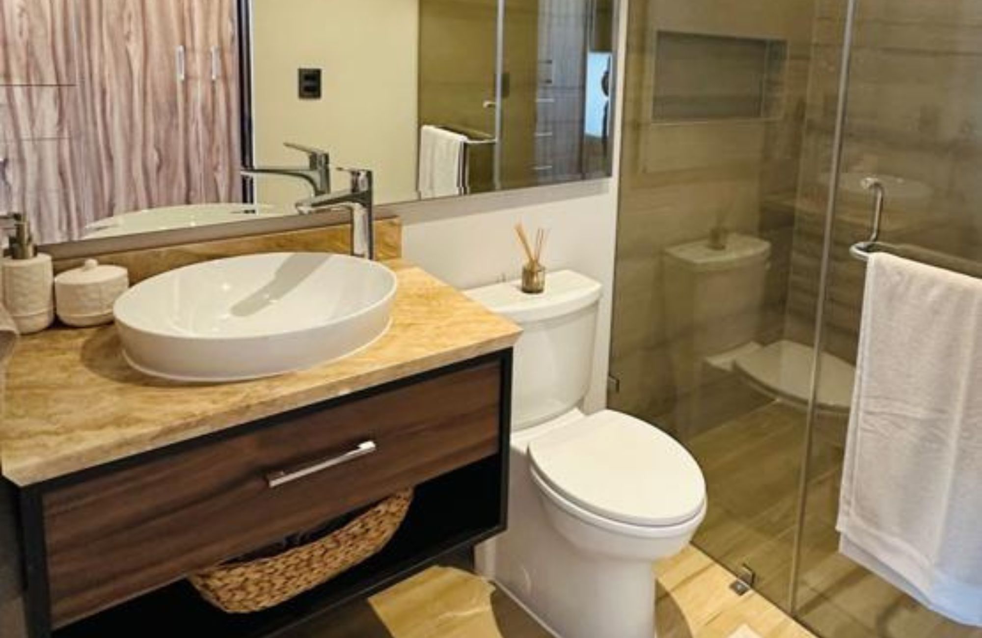 Departamento con dos terrazas, area de tv, cuarto de servicio con ba&ntilde;o propio, cuarto de lavado, alberca tipo infinity, jacuzzi, pre-constru