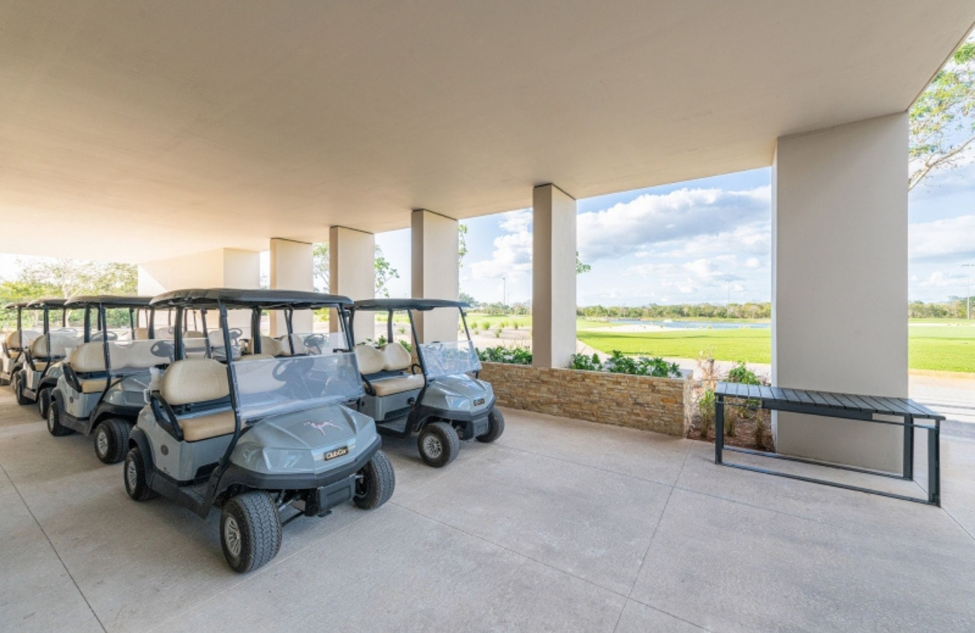 Land of 1,075 m2 i in a gated community with swimming pool, sports fields, pet park, games, spa, and much more amenities for sale in the Nor