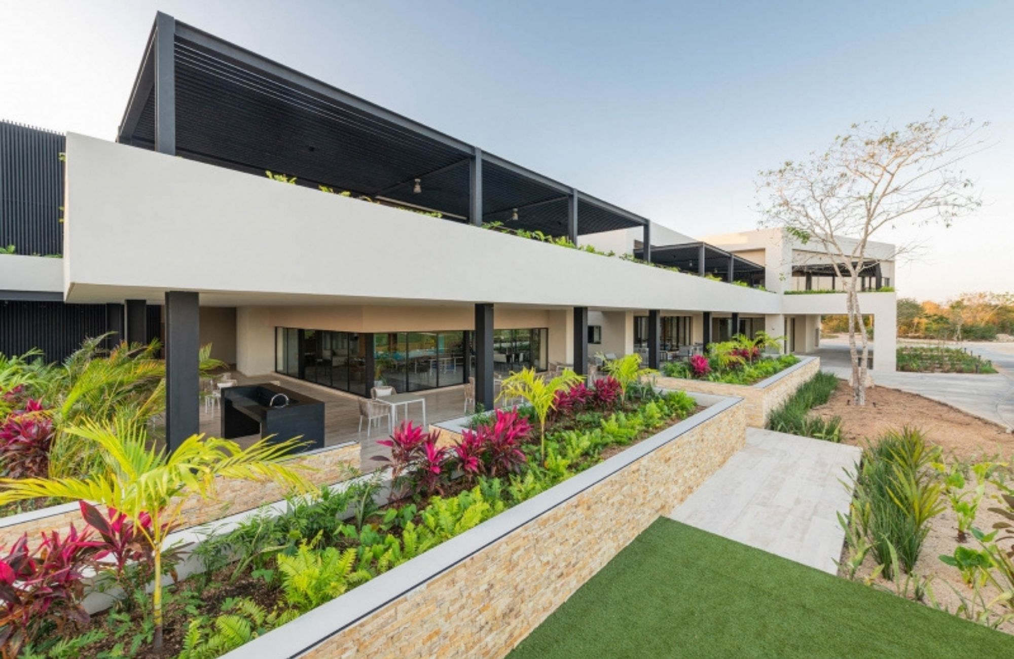 Land of 1,075 m2 i in a gated community with swimming pool, sports fields, pet park, games, spa, and much more amenities for sale in the Nor