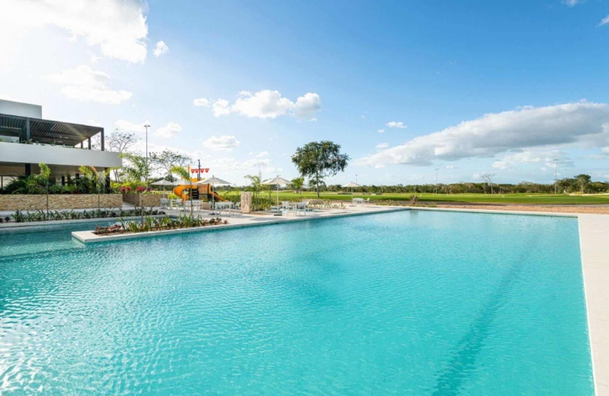 Land of 1,075 m2 i in a gated community with swimming pool, sports fields, pet park, games, spa, and much more amenities for sale in the Nor