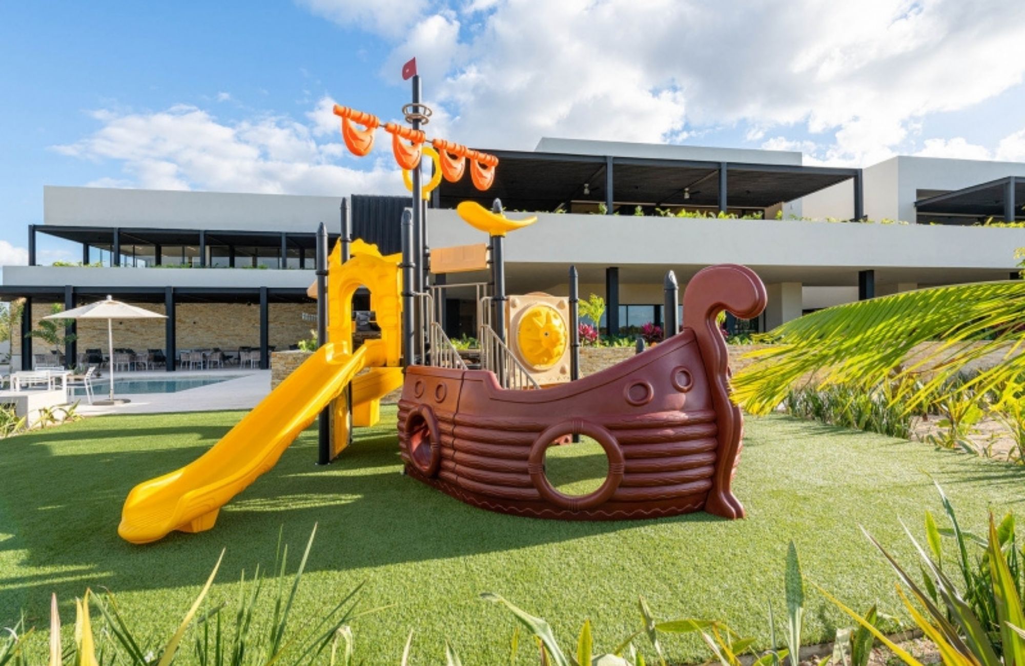 Land of 1,075 m2 i in a gated community with swimming pool, sports fields, pet park, games, spa, and much more amenities for sale in the Nor