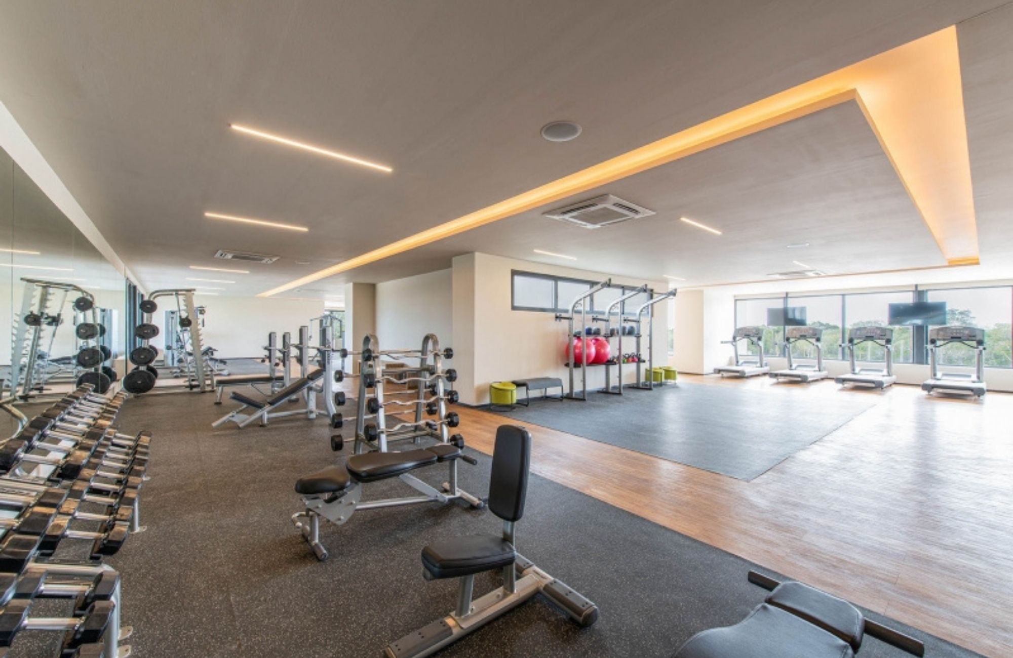 Land of 1,075 m2 i in a gated community with swimming pool, sports fields, pet park, games, spa, and much more amenities for sale in the Nor