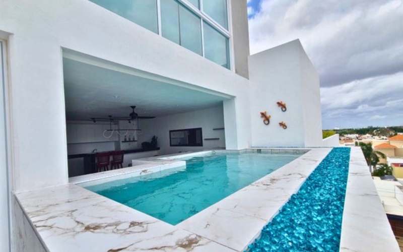 Penthouse with two pools, double height ceilings, rooftop, for sale in Montebello M&eacute;rida.