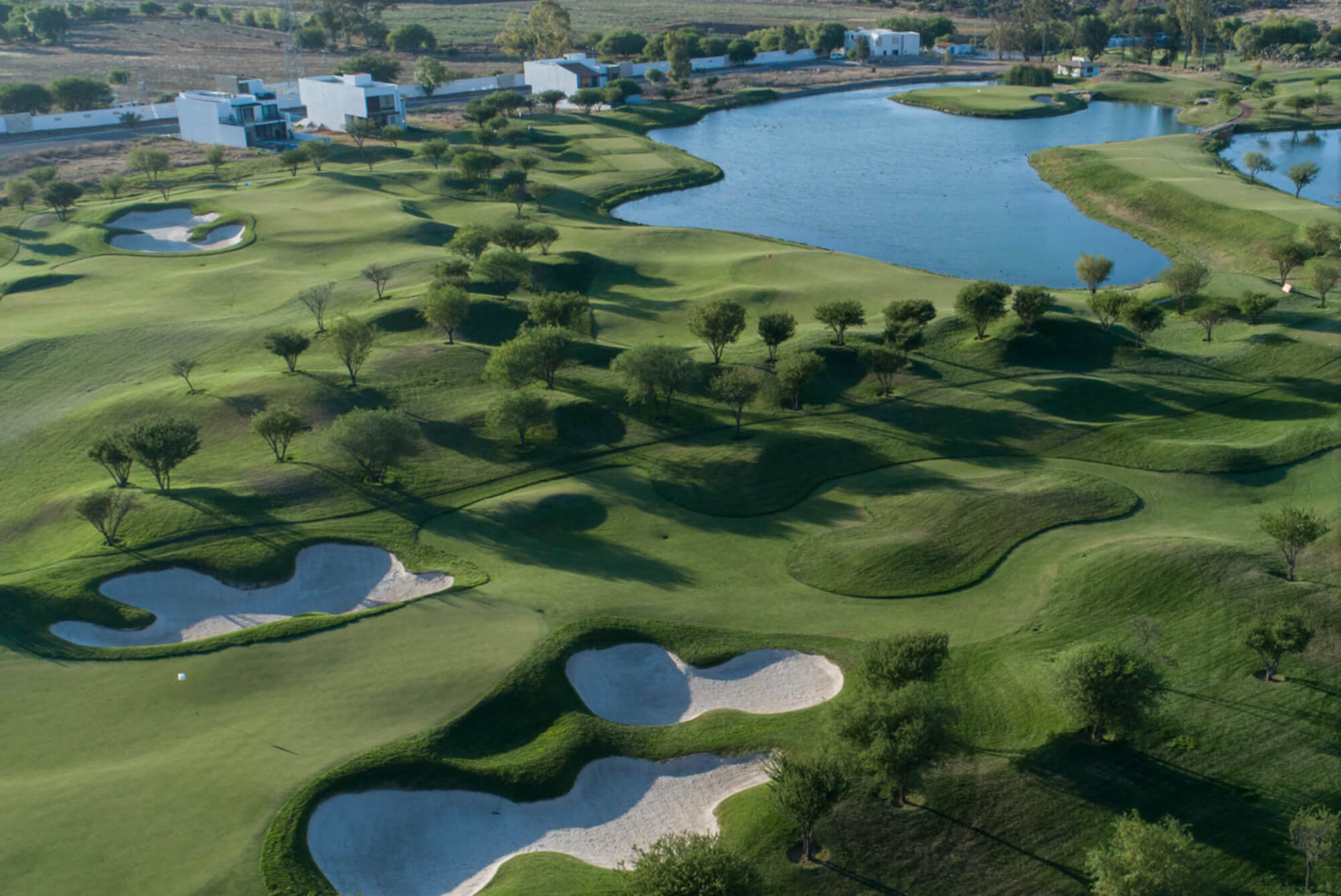 House in community with golf course, clubhouse with pool and jacuzzi, for sale Zirandaro, San Miguel de Allende.