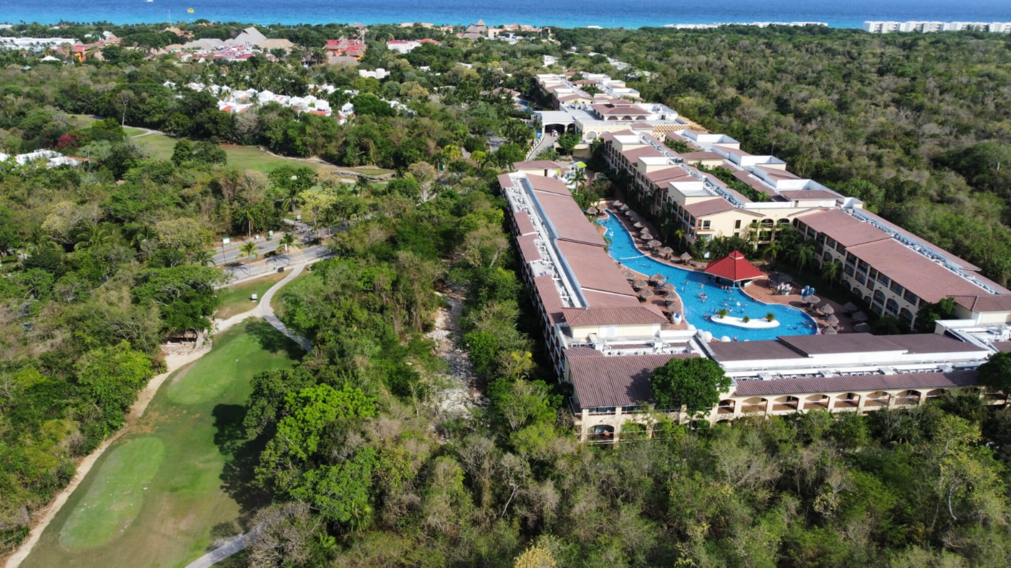 Condominium with cenote, pool, 400 meters from the beach, on the golf course, pre-construction-sale Playacar