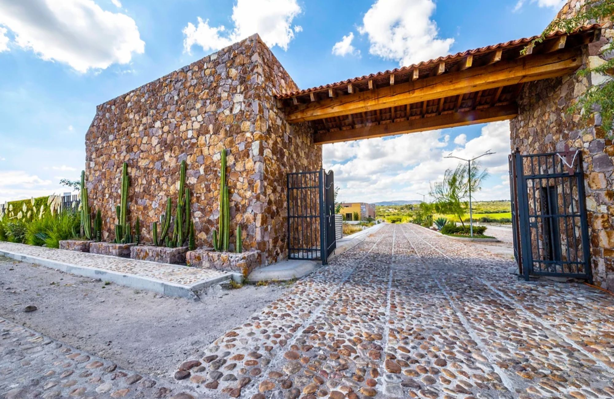 4 bedroom house community with golf course, clubhouse with pool, for sale, San Miguel de Allende.