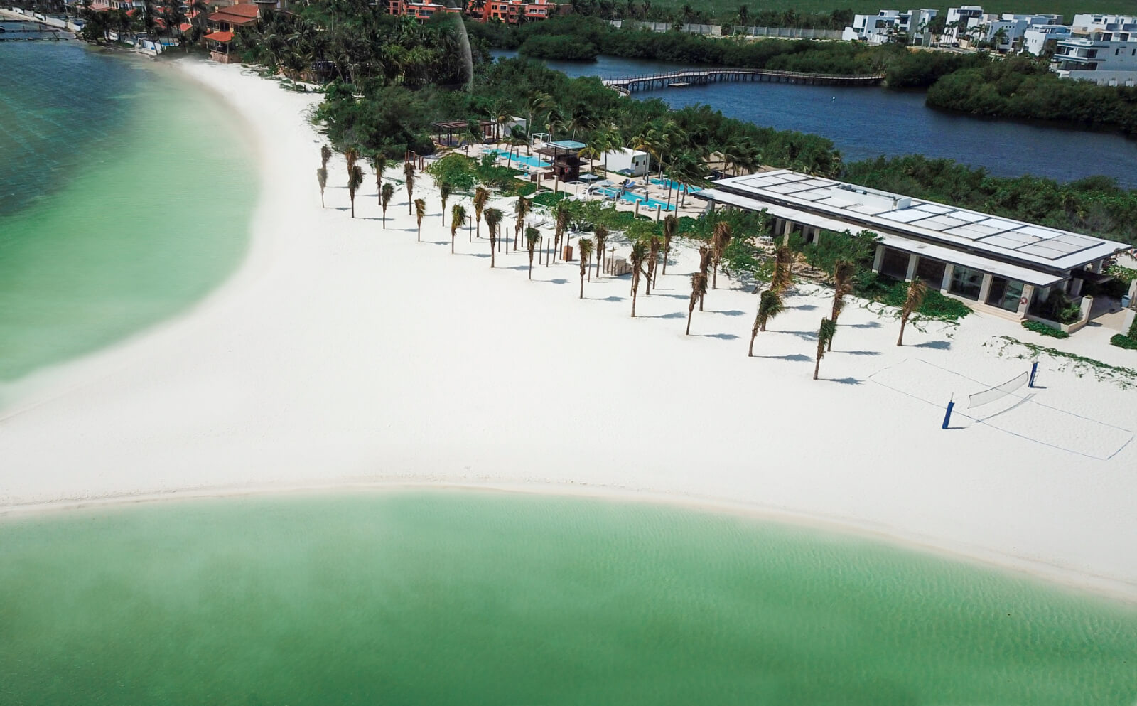 Luxury condo with beautiful views of the sea and the marina, with amenities: infinity pool, spa, gym, lounge area, meeting room, lobby