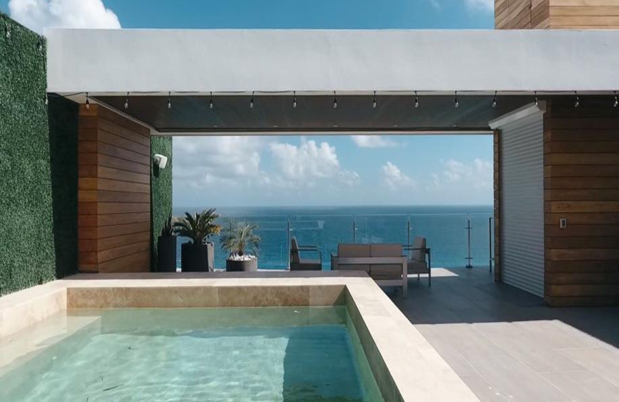 Penthouse de lujo con vista al mar y la marina, con amenidades: alberca infinity, spa, gimnasio, area lounge, salon de eventos, lobby