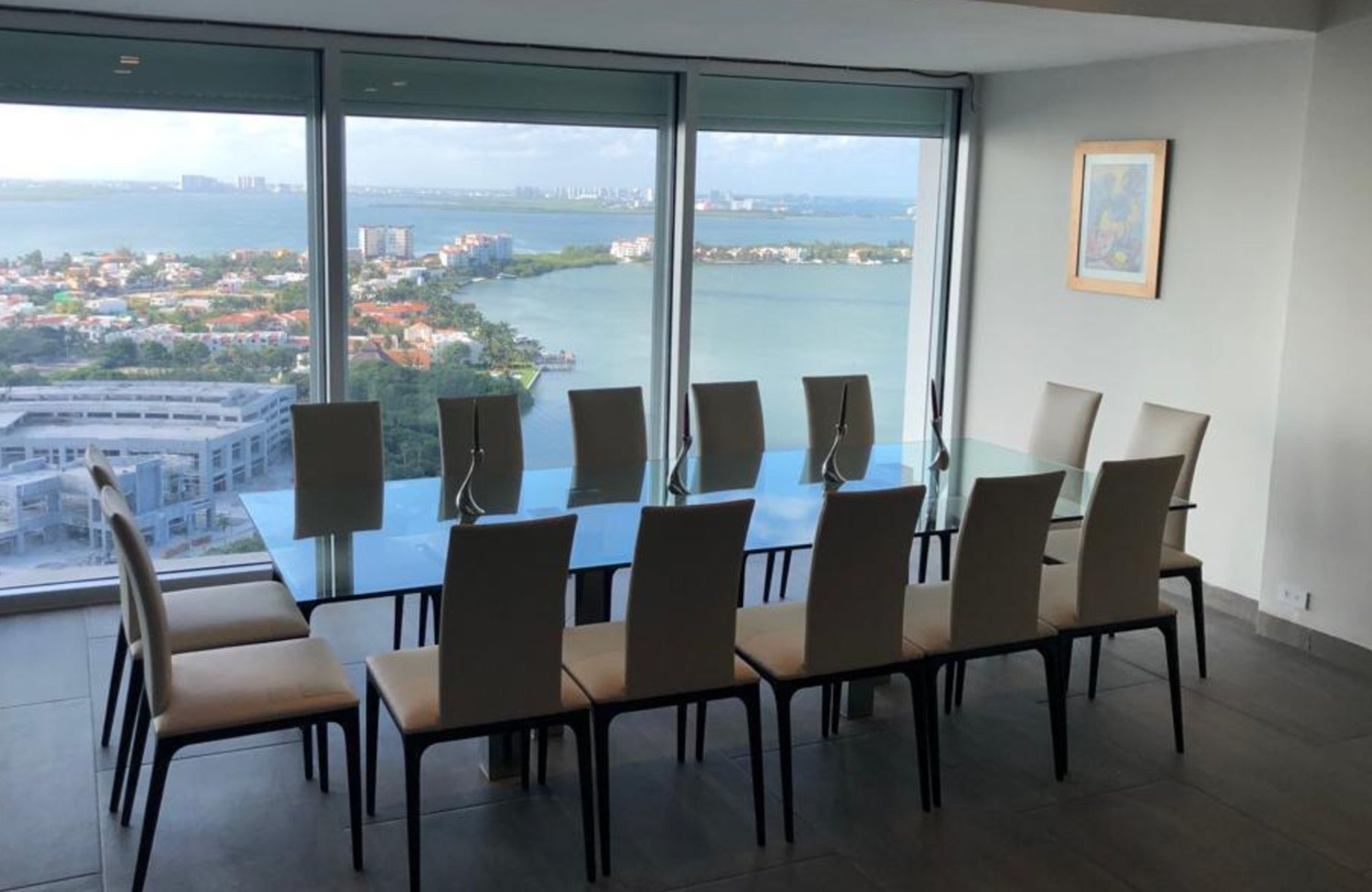 Penthouse de lujo con vista al mar y la marina, con amenidades: alberca infinity, spa, gimnasio, area lounge, salon de eventos, lobby