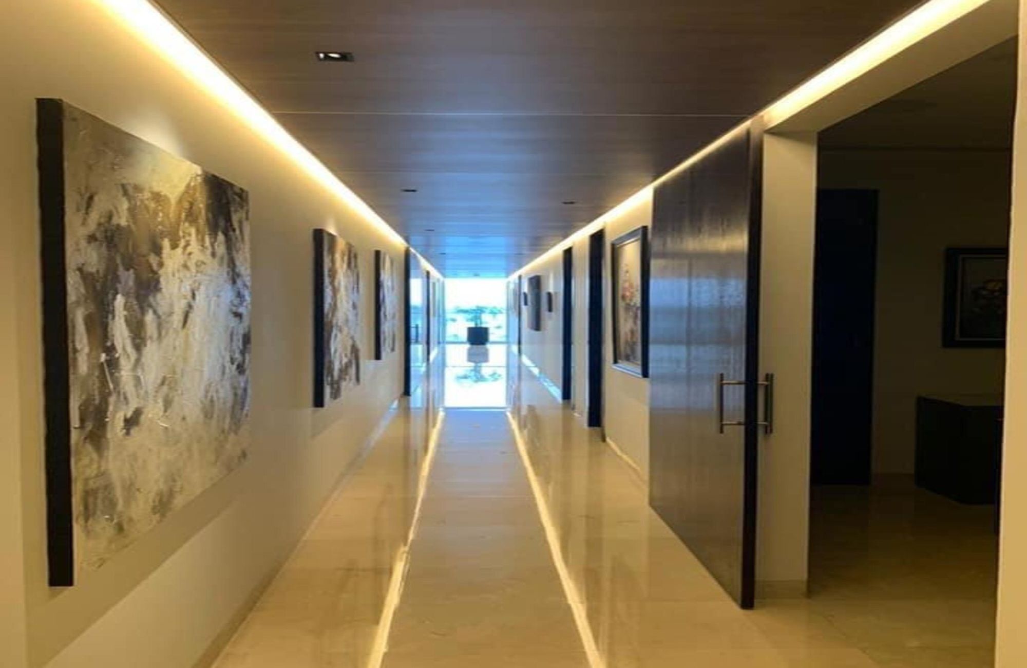 Penthouse de lujo con vista al mar y la marina, con amenidades: alberca infinity, spa, gimnasio, area lounge, salon de eventos, lobby