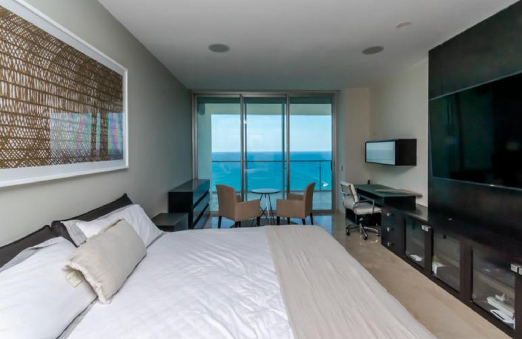 Penthouse de lujo con vista al mar y la marina, con amenidades: alberca infinity, spa, gimnasio, area lounge, salon de eventos, lobby