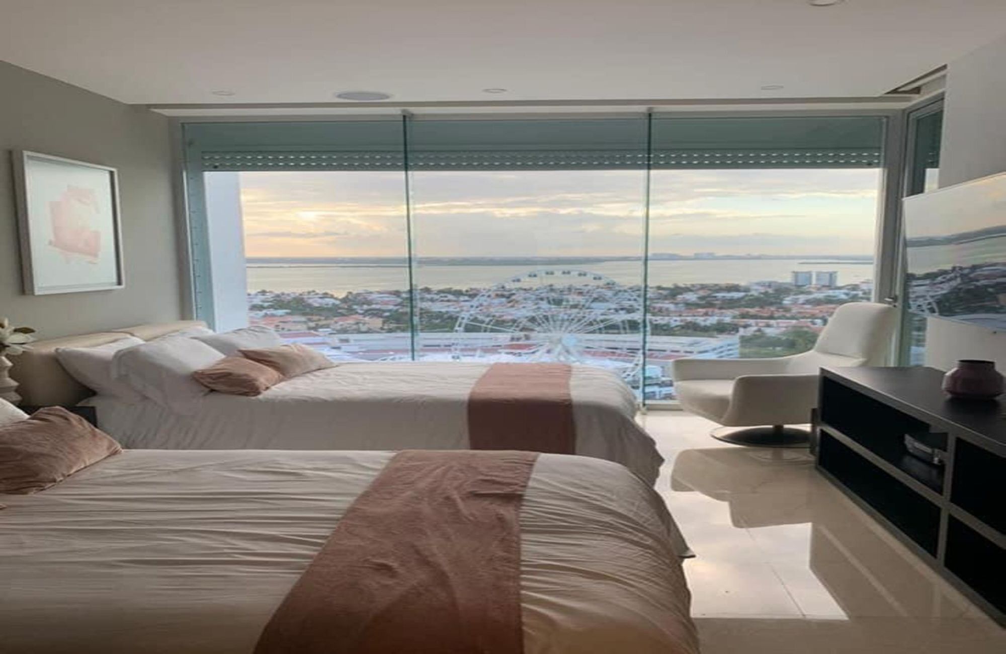 Penthouse de lujo con vista al mar y la marina, con amenidades: alberca infinity, spa, gimnasio, area lounge, salon de eventos, lobby