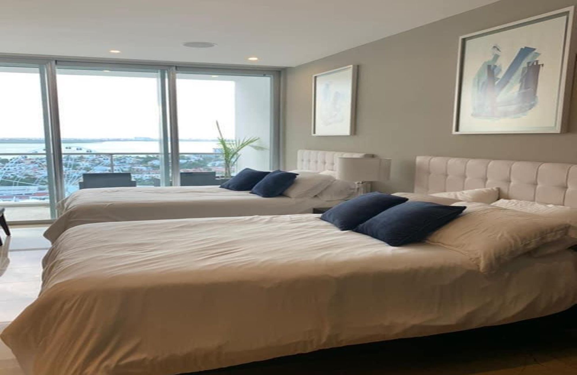 Penthouse de lujo con vista al mar y la marina, con amenidades: alberca infinity, spa, gimnasio, area lounge, salon de eventos, lobby