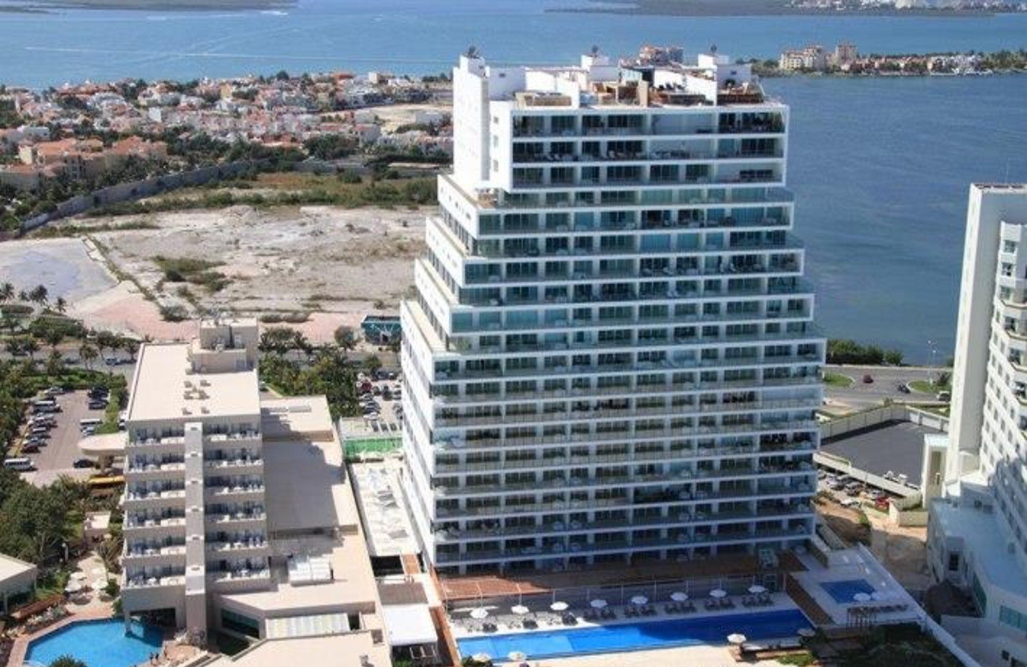 Penthouse de lujo con vista al mar y la marina, con amenidades: alberca infinity, spa, gimnasio, area lounge, salon de eventos, lobby