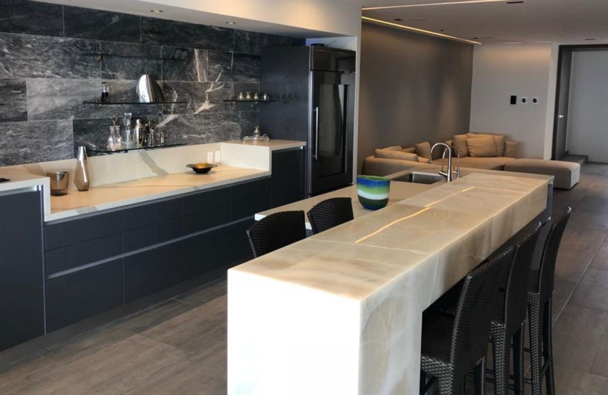 Penthouse de lujo con vista al mar y la marina, con amenidades: alberca infinity, spa, gimnasio, area lounge, salon de eventos, lobby