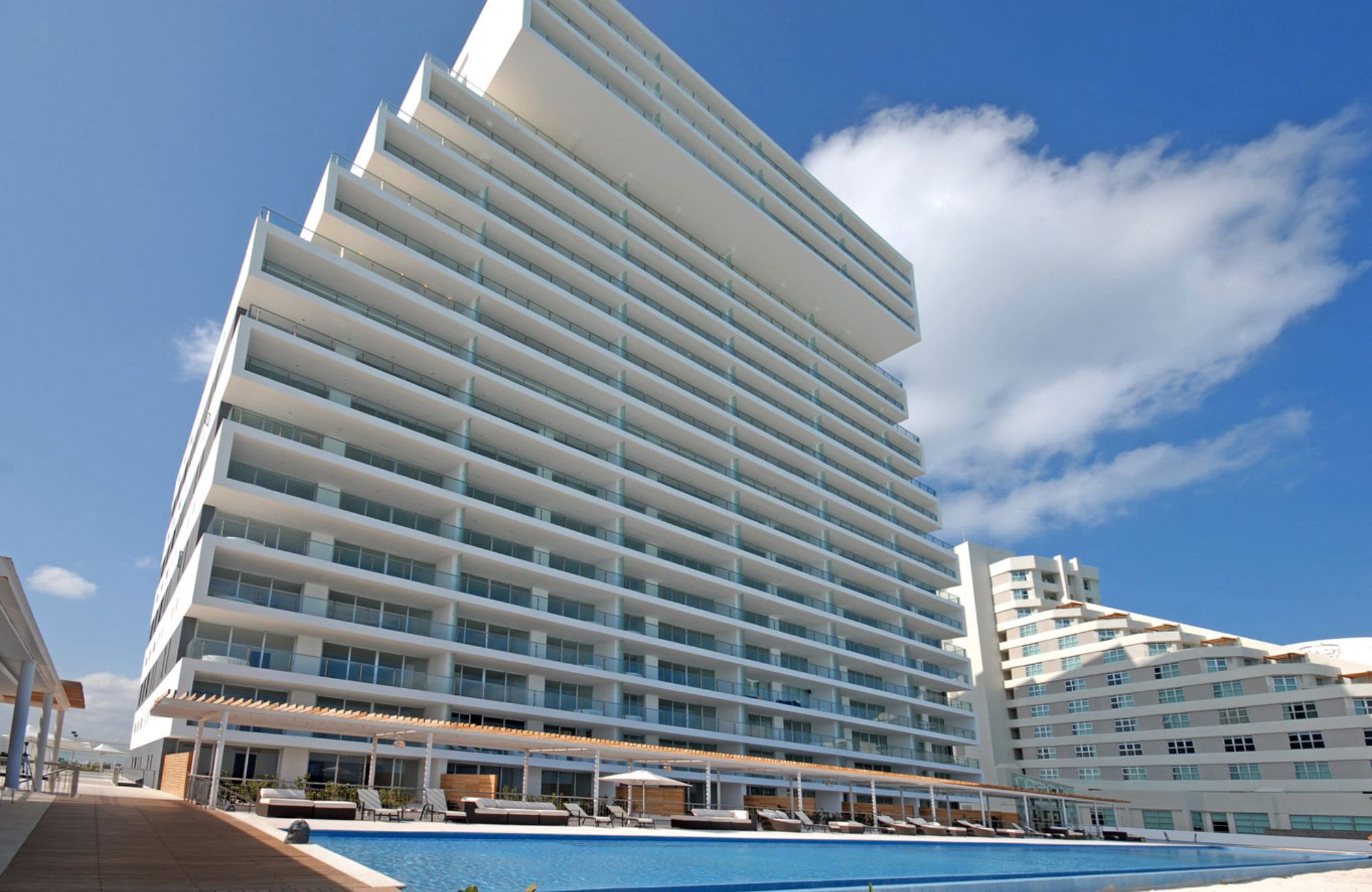 Penthouse de lujo con vista al mar y la marina, con amenidades: alberca infinity, spa, gimnasio, area lounge, salon de eventos, lobby