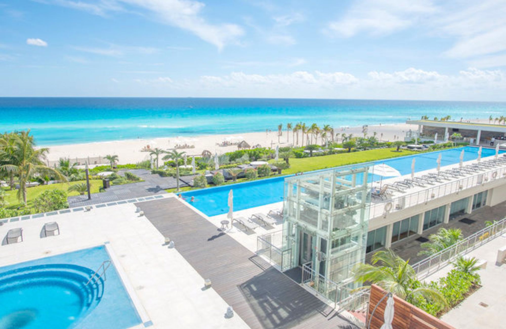 Penthouse de lujo con vista al mar y la marina, con amenidades: alberca infinity, spa, gimnasio, area lounge, salon de eventos, lobby