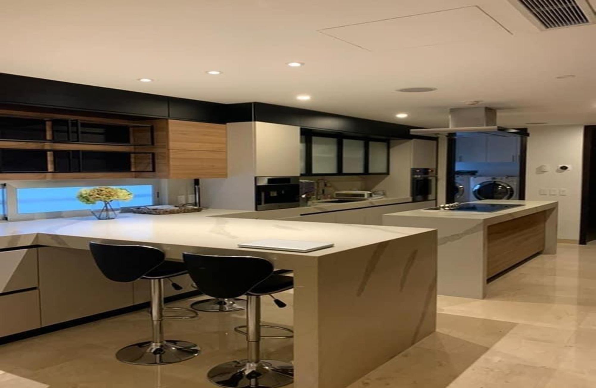 Penthouse de lujo con vista al mar y la marina, con amenidades: alberca infinity, spa, gimnasio, area lounge, salon de eventos, lobby