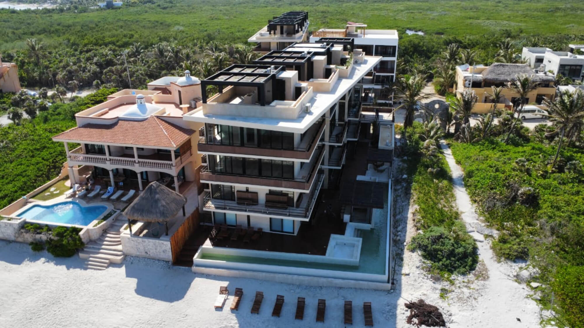 Departamento con acceso directo a la alberca (swim up), areas comunes rodeadas de naturaleza, cerca de la playa en Tulum, venta.