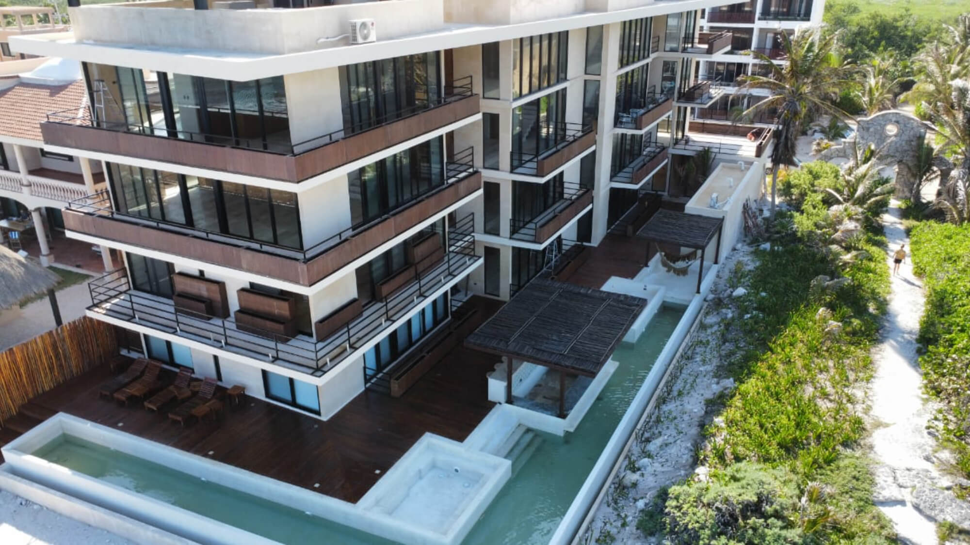 Luxurious and spacious apartment with amenities and a poolside bar in Aldea Zam&aacute;.