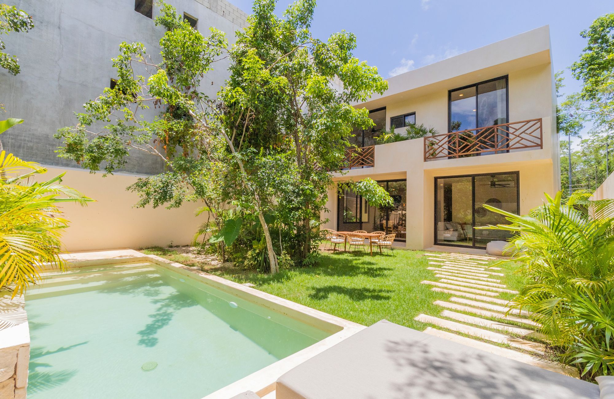 Casa con alberca privada, tina de hidromasaje, tarjeta de llave inteligente, amenidades: gimnasio, bar de jugos y caf&eacute;, alberca com&uacute;n