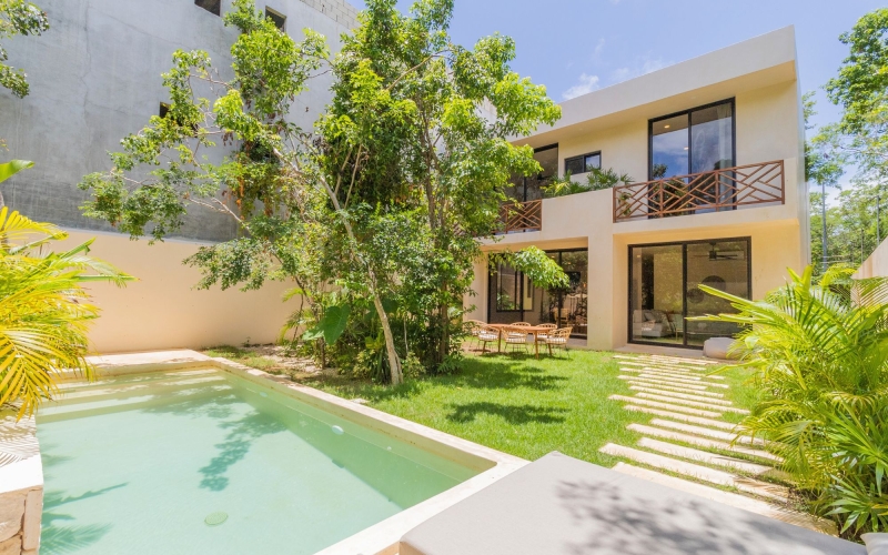 Villa de 4 recamaras, alberca privada, acabados de lujo, cuarto en planta baja, pre-construccion en venta aldea Zama, Tulum.