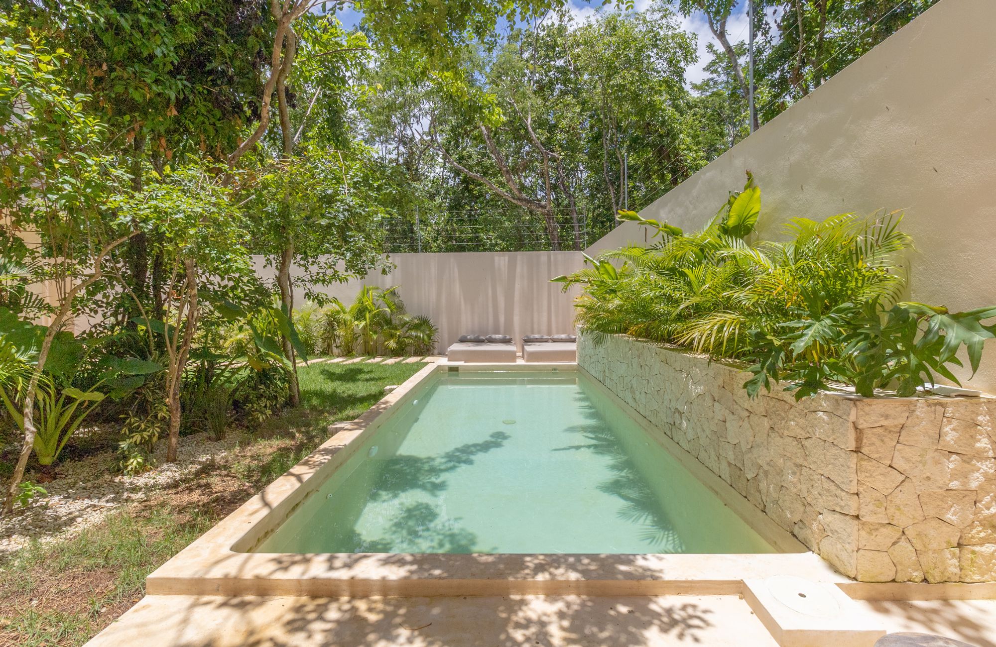 Casa con alberca privada, tina de hidromasaje, tarjeta de llave inteligente, amenidades: gimnasio, bar de jugos y caf&eacute;, alberca com&uacute;n