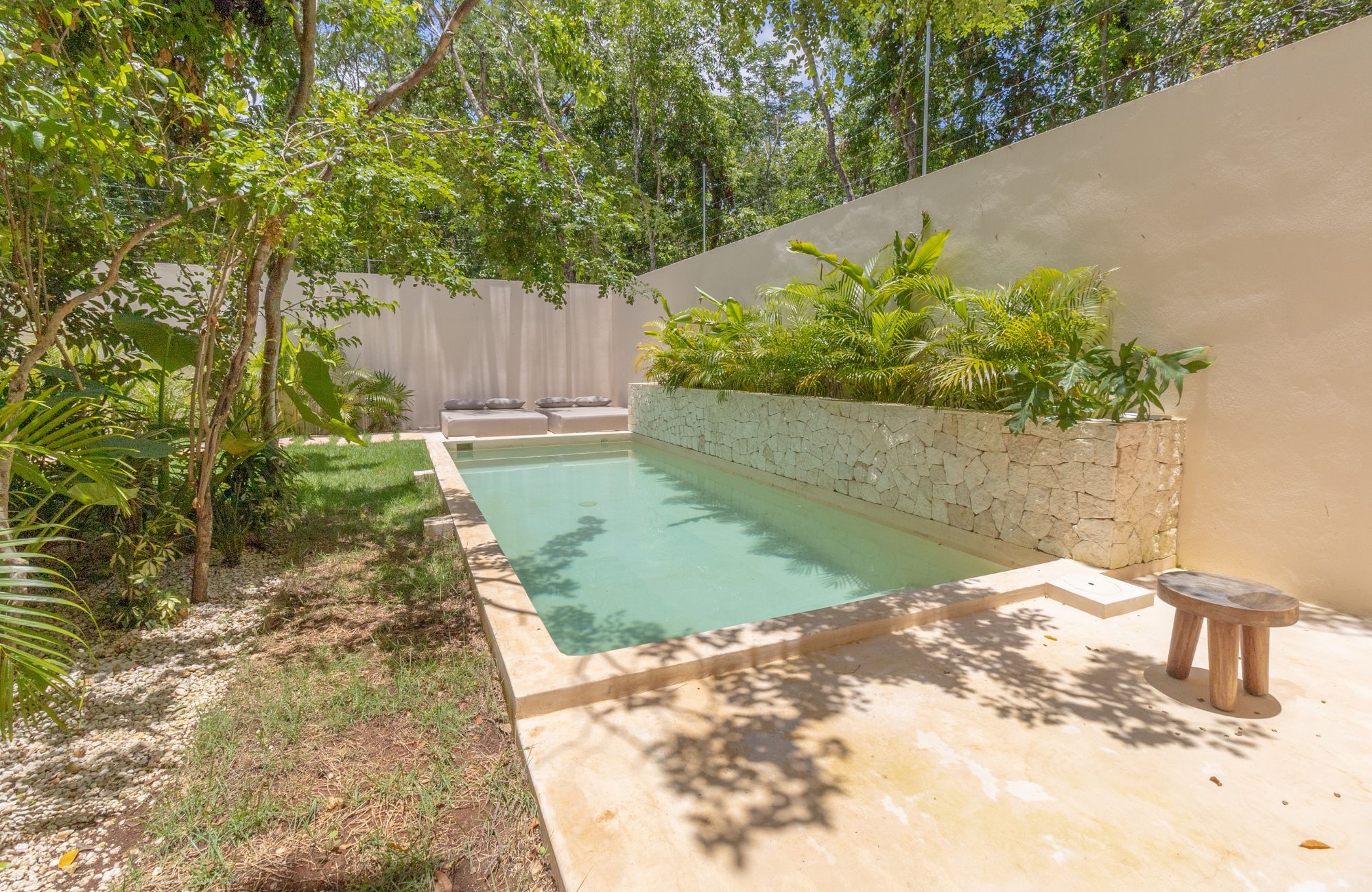 Casa con alberca privada, tina de hidromasaje, tarjeta de llave inteligente, amenidades: gimnasio, bar de jugos y caf&eacute;, alberca com&uacute;n