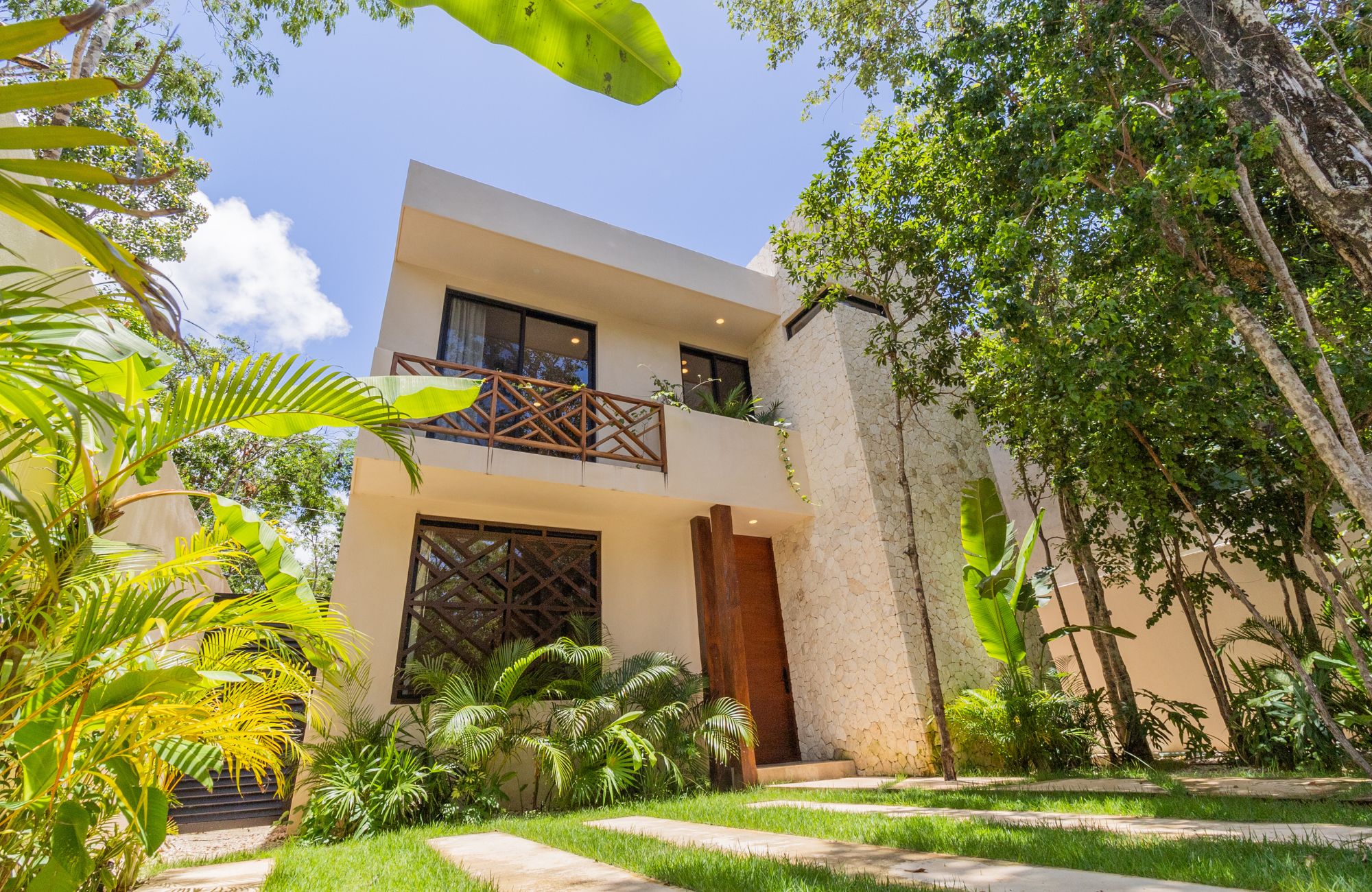 Casa con alberca privada, tina de hidromasaje, tarjeta de llave inteligente, amenidades: gimnasio, bar de jugos y caf&eacute;, alberca com&uacute;n