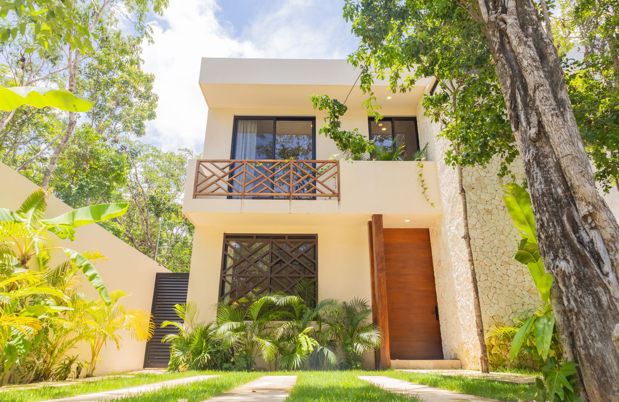 Casa con alberca privada, tina de hidromasaje, tarjeta de llave inteligente, amenidades: gimnasio, bar de jugos y caf&eacute;, alberca com&uacute;n