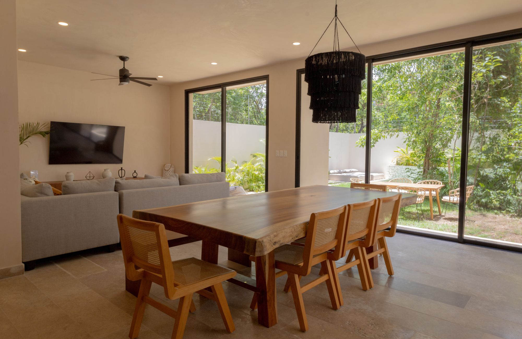 Casa con alberca privada, tina de hidromasaje, tarjeta de llave inteligente, amenidades: gimnasio, bar de jugos y caf&eacute;, alberca com&uacute;n