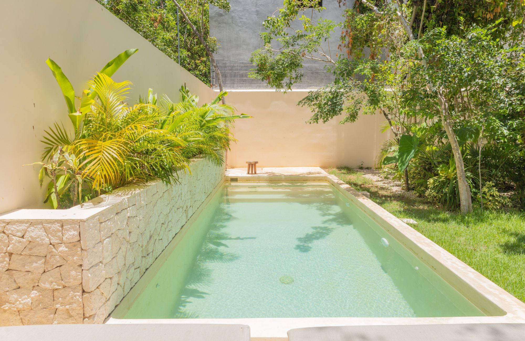 Casa con alberca privada, tina de hidromasaje, tarjeta de llave inteligente, amenidades: gimnasio, bar de jugos y caf&eacute;, alberca com&uacute;n