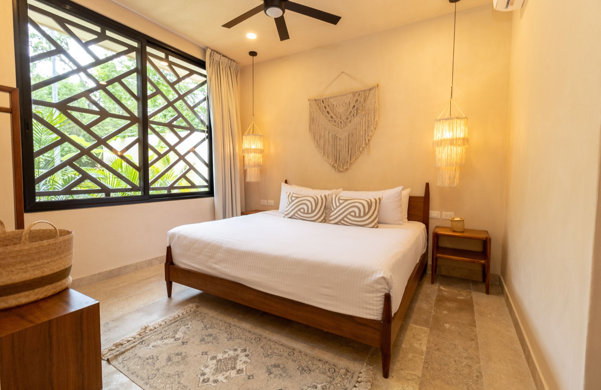 Casa con alberca privada, tina de hidromasaje, tarjeta de llave inteligente, amenidades: gimnasio, bar de jugos y caf&eacute;, alberca com&uacute;n