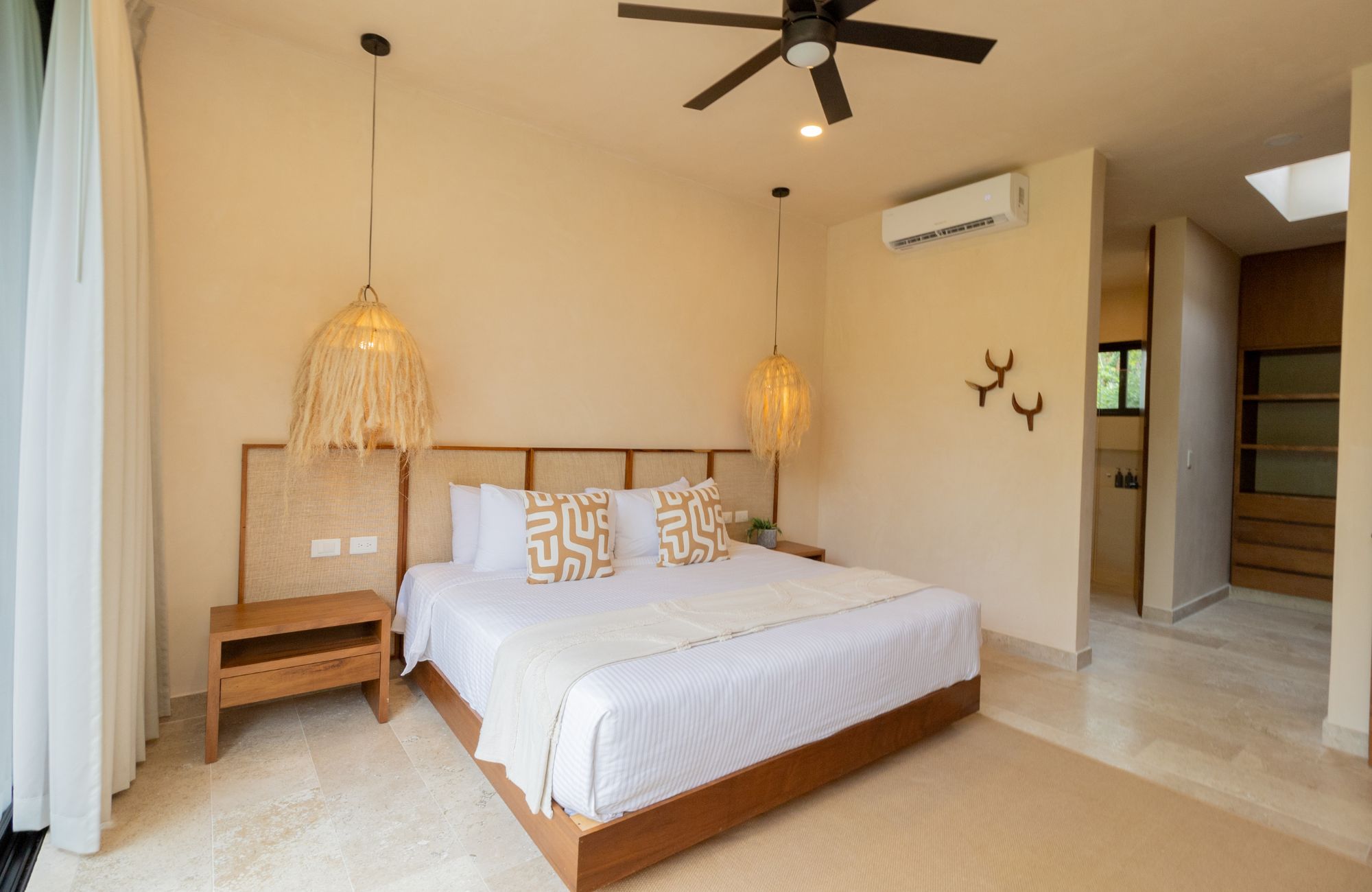 Casa con alberca privada, tina de hidromasaje, tarjeta de llave inteligente, amenidades: gimnasio, bar de jugos y caf&eacute;, alberca com&uacute;n