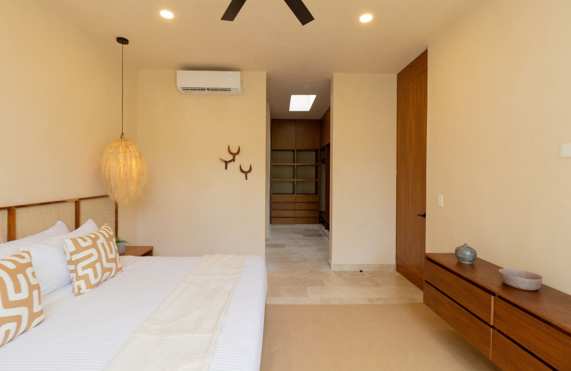 Casa con alberca privada, tina de hidromasaje, tarjeta de llave inteligente, amenidades: gimnasio, bar de jugos y caf&eacute;, alberca com&uacute;n