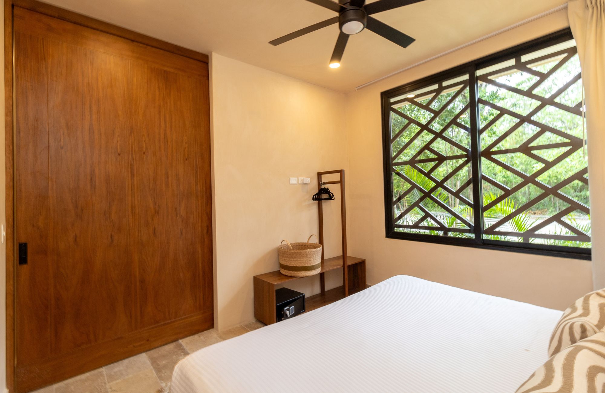 Casa con alberca privada, tina de hidromasaje, tarjeta de llave inteligente, amenidades: gimnasio, bar de jugos y caf&eacute;, alberca com&uacute;n