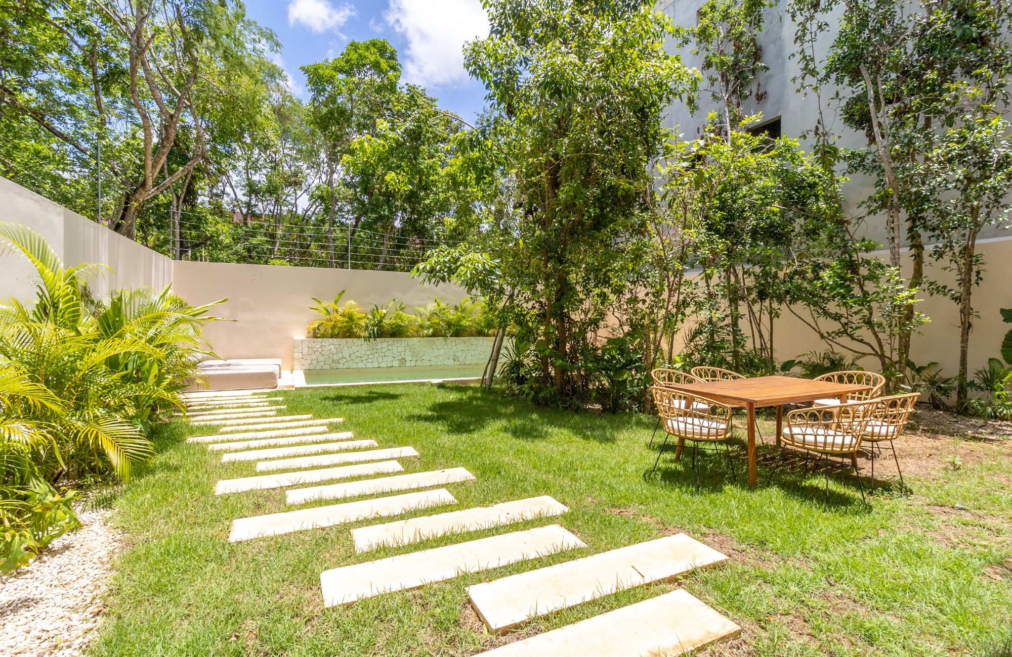 Casa con alberca privada, tina de hidromasaje, tarjeta de llave inteligente, amenidades: gimnasio, bar de jugos y caf&eacute;, alberca com&uacute;n