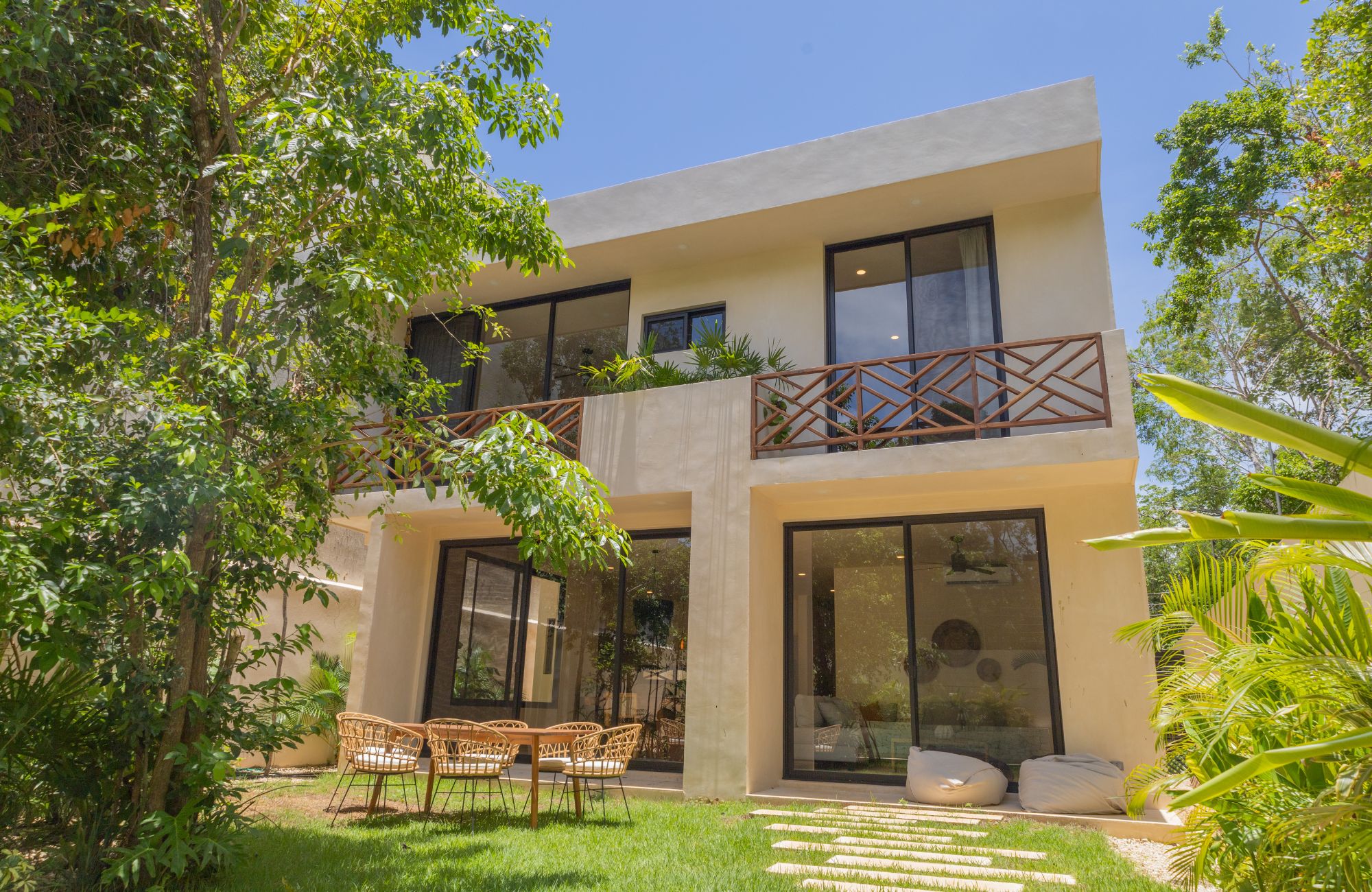 Casa con alberca privada, tina de hidromasaje, tarjeta de llave inteligente, amenidades: gimnasio, bar de jugos y caf&eacute;, alberca com&uacute;n