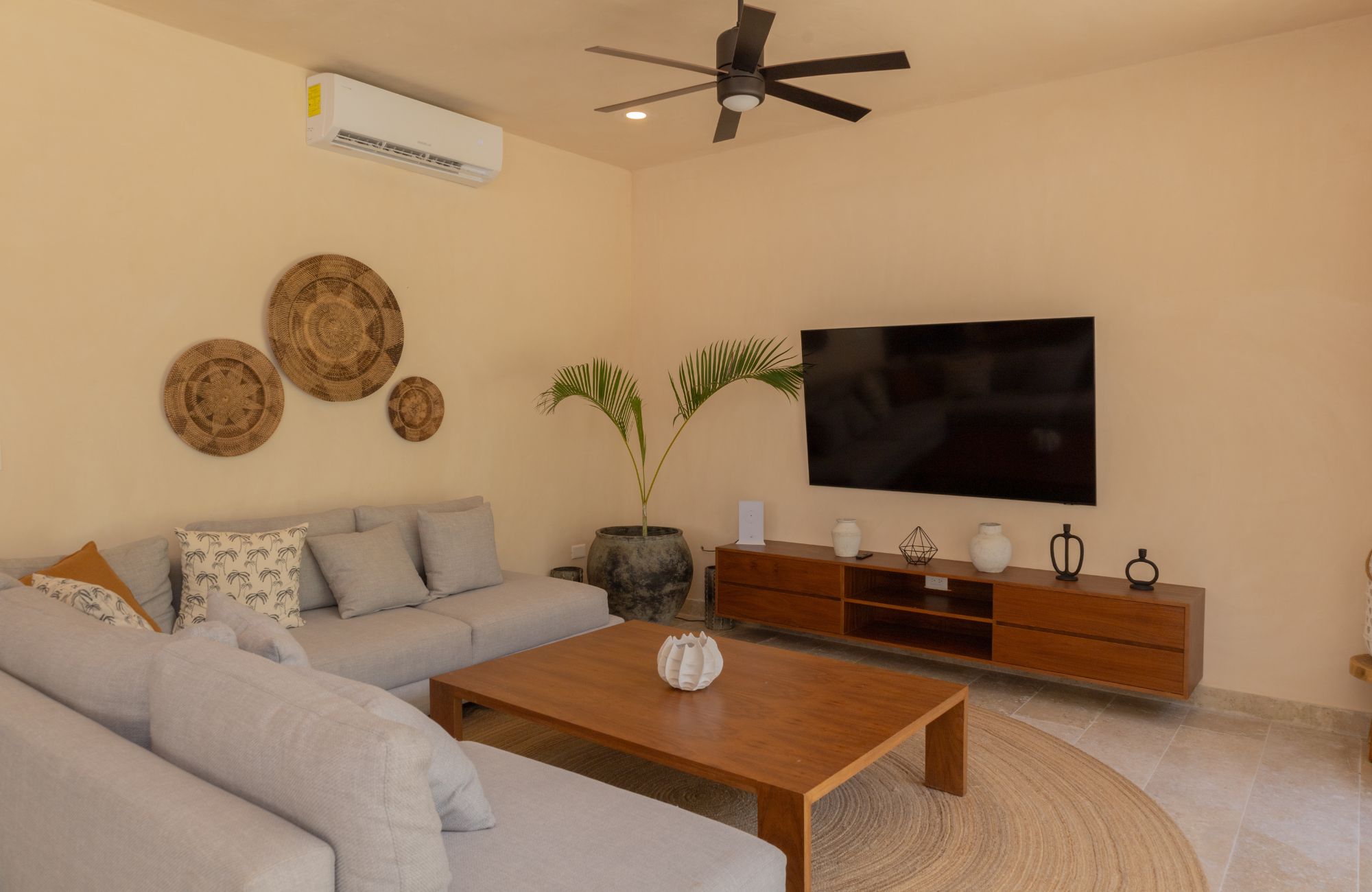 Casa con alberca privada, tina de hidromasaje, tarjeta de llave inteligente, amenidades: gimnasio, bar de jugos y caf&eacute;, alberca com&uacute;n