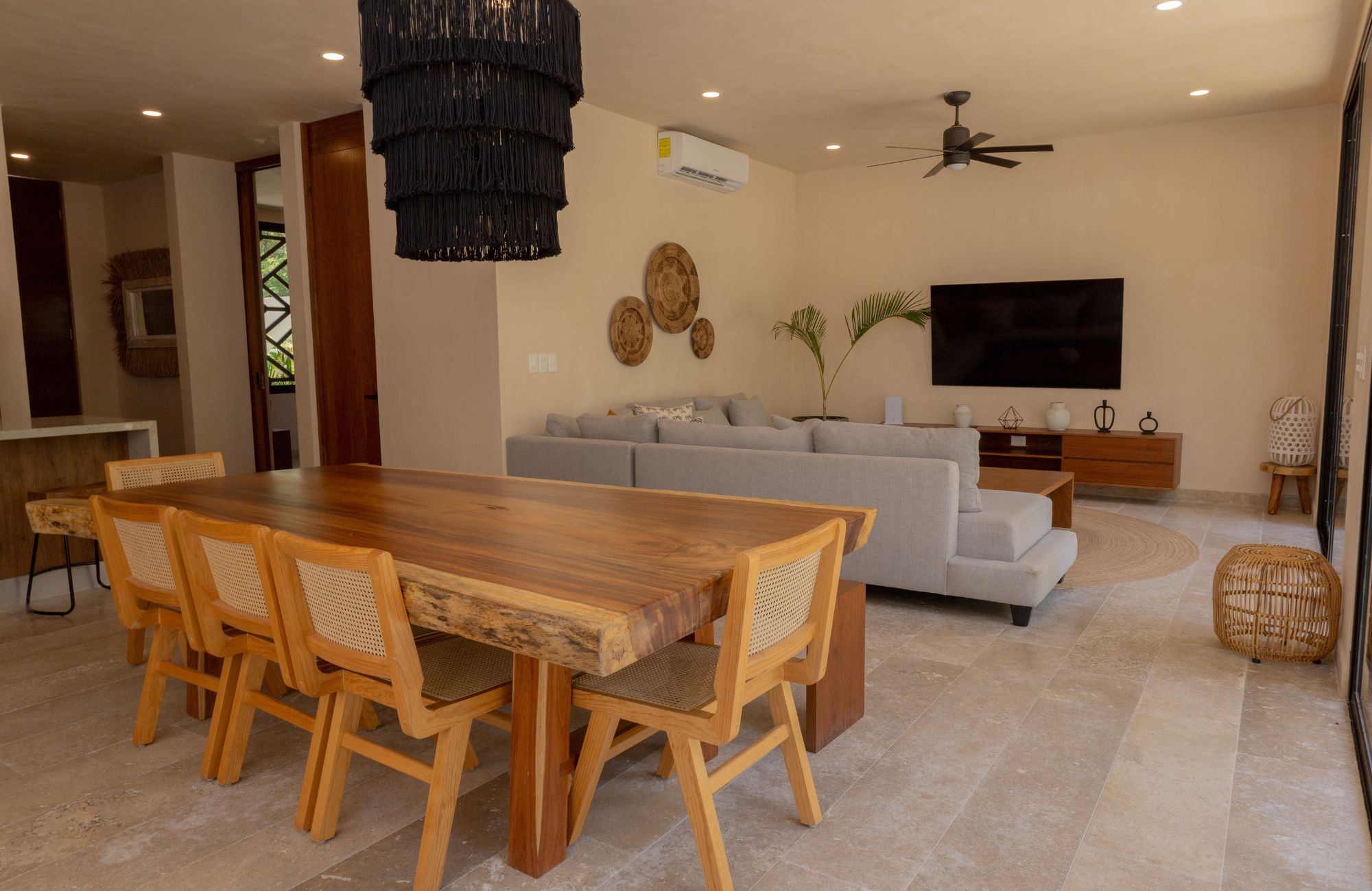 Casa con alberca privada, tina de hidromasaje, tarjeta de llave inteligente, amenidades: gimnasio, bar de jugos y caf&eacute;, alberca com&uacute;n