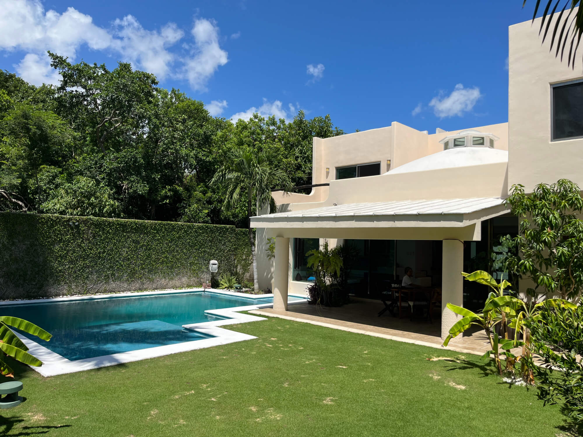 Casa frente al lago, alberca privada, muelle con acceso al lago para kayaks, area de spa y regadera con vapor, en residencial con casa club