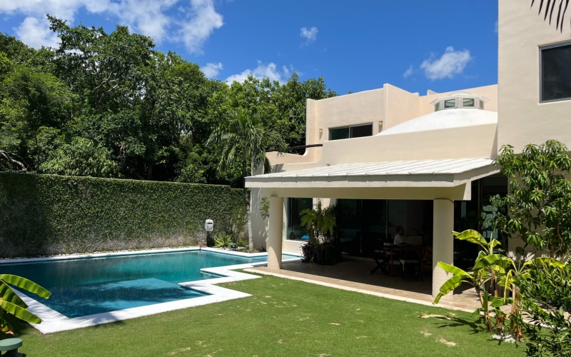 Casa con terraza, jard&iacute;n y alberca privada, en venta, Villa Magna, Cancun.