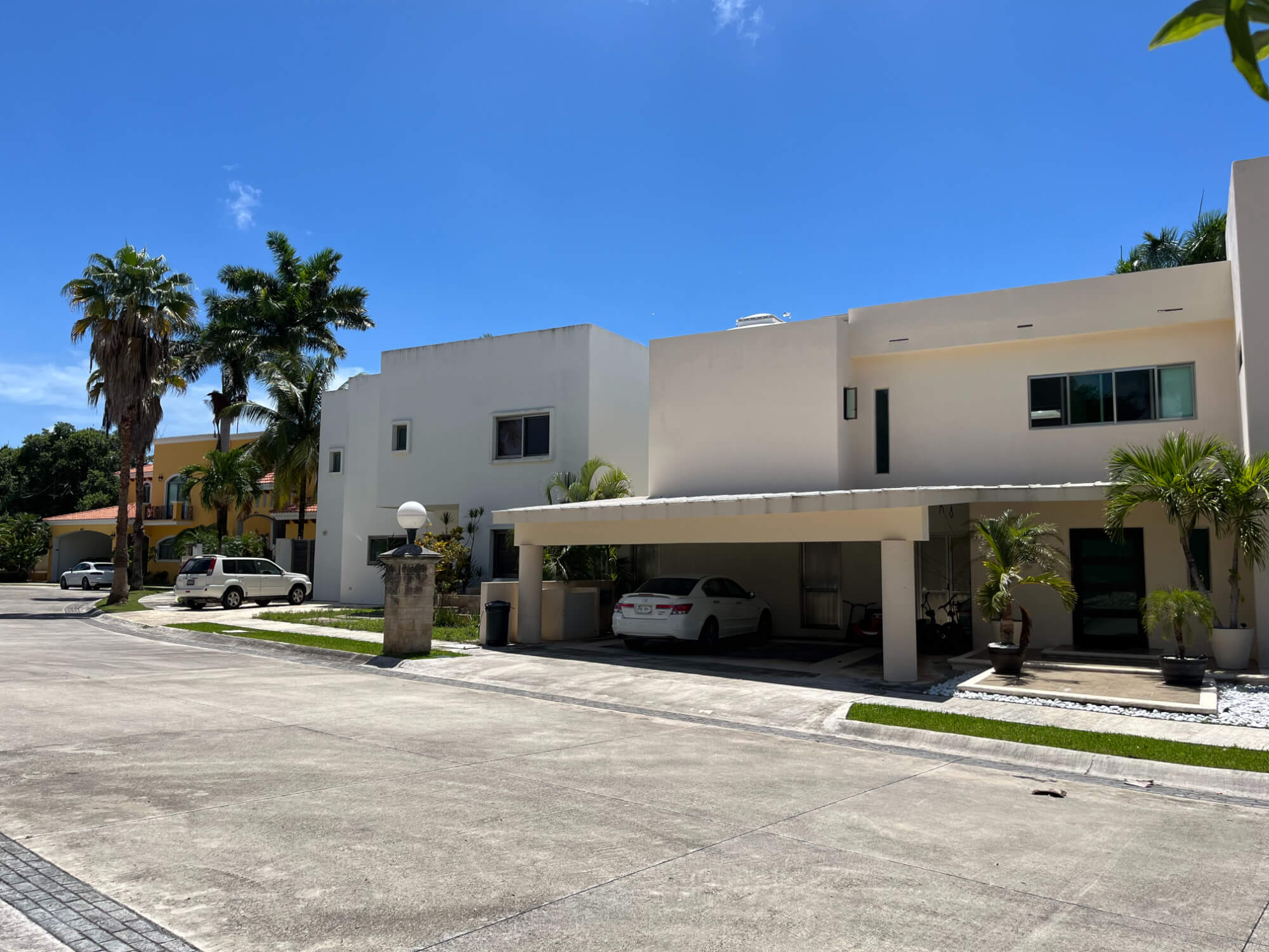 Casa frente al lago, alberca privada, muelle con acceso al lago para kayaks, area de spa y regadera con vapor, en residencial con casa club