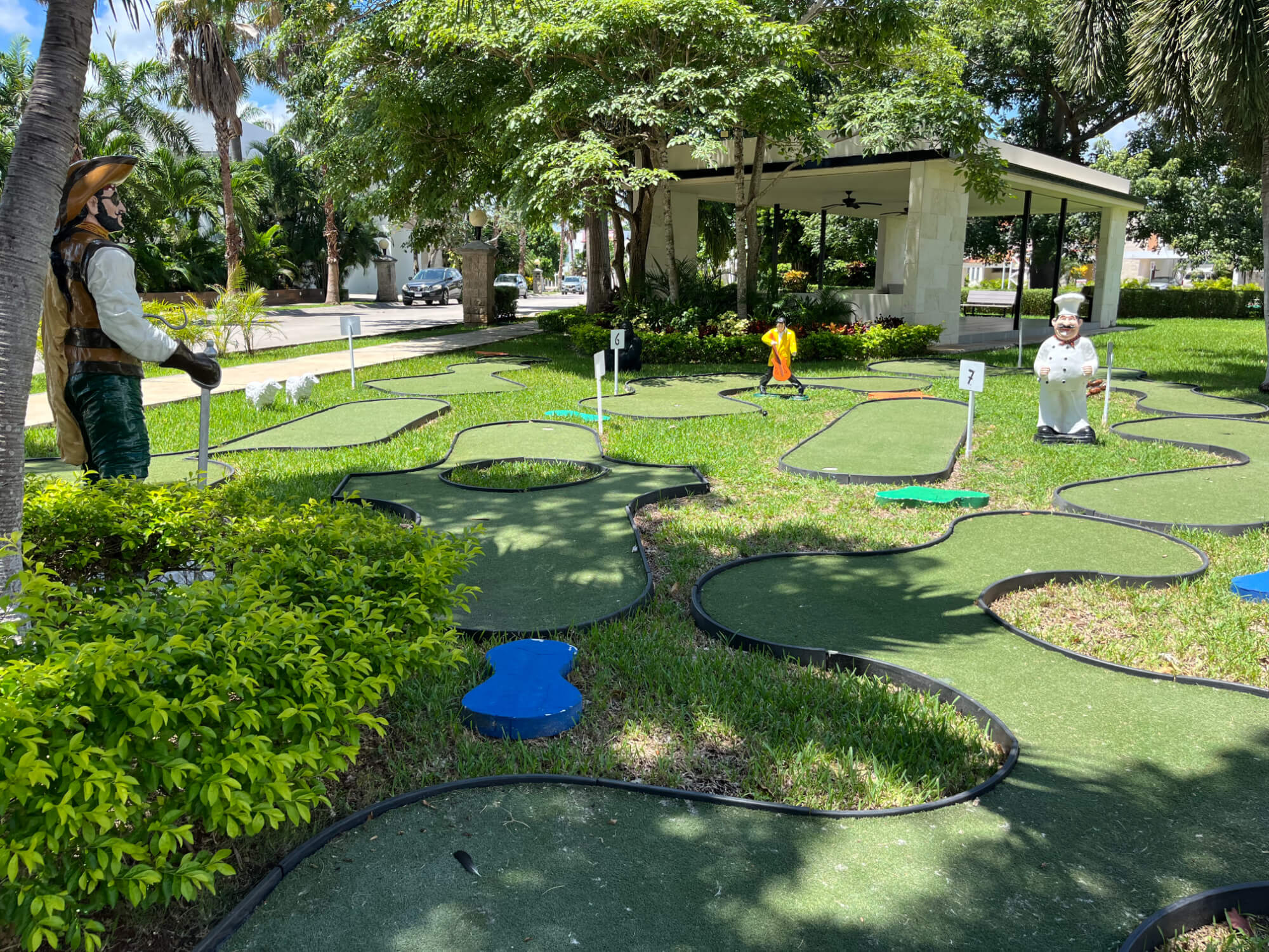 Casa frente al lago, alberca privada, muelle con acceso al lago para kayaks, area de spa y regadera con vapor, en residencial con casa club