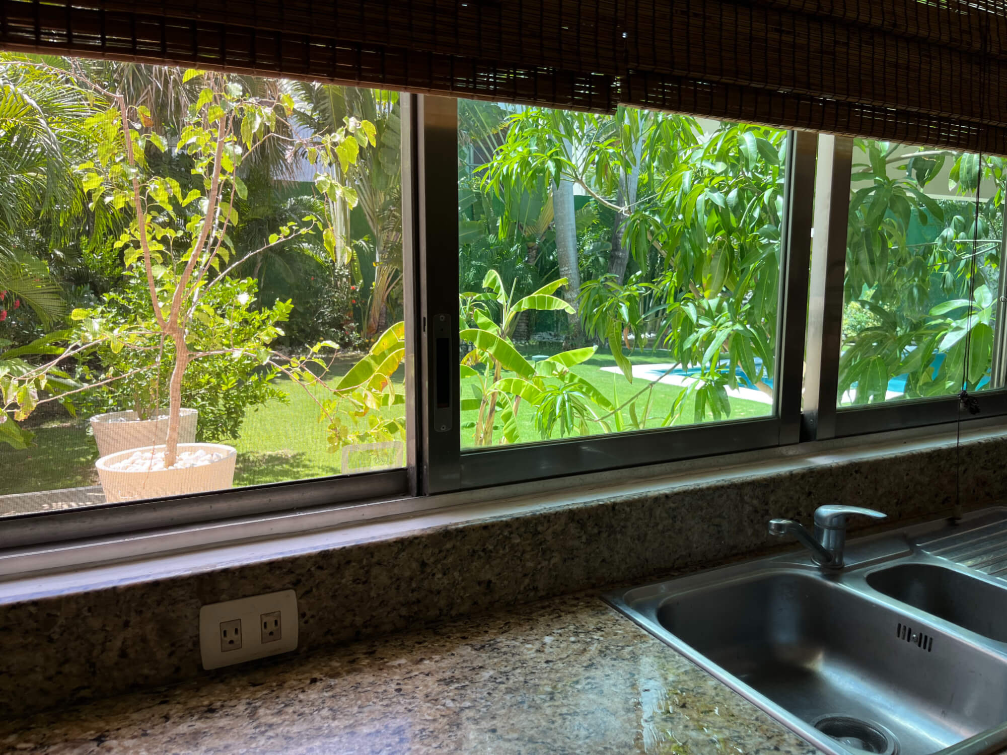 Casa frente al lago, alberca privada, muelle con acceso al lago para kayaks, area de spa y regadera con vapor, en residencial con casa club