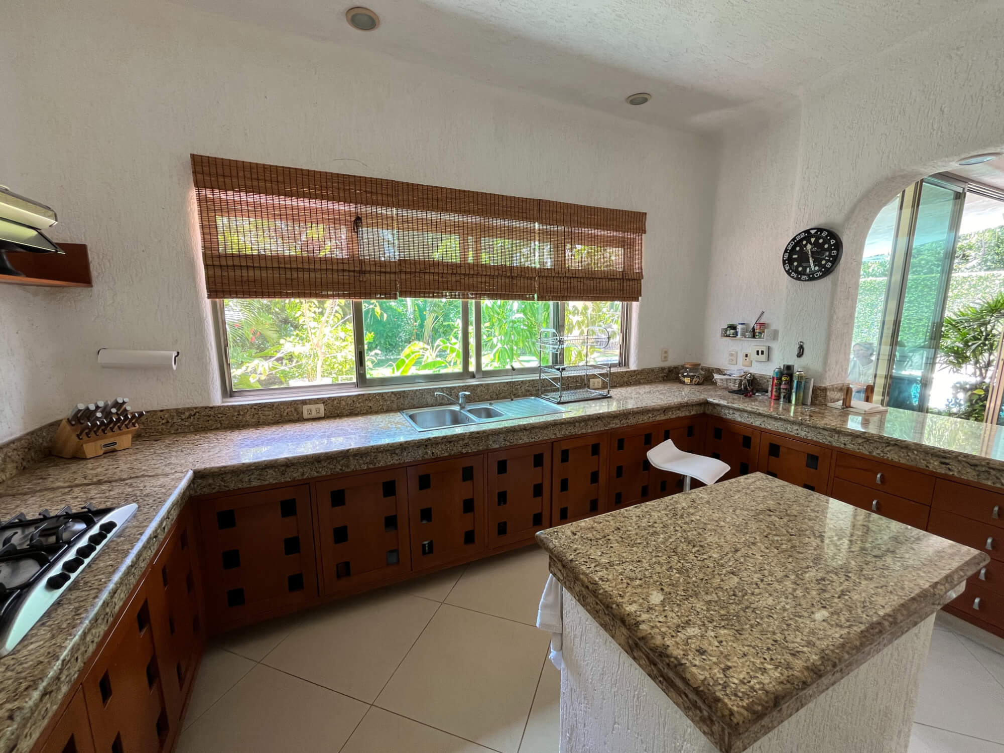 Casa frente al lago, alberca privada, muelle con acceso al lago para kayaks, area de spa y regadera con vapor, en residencial con casa club