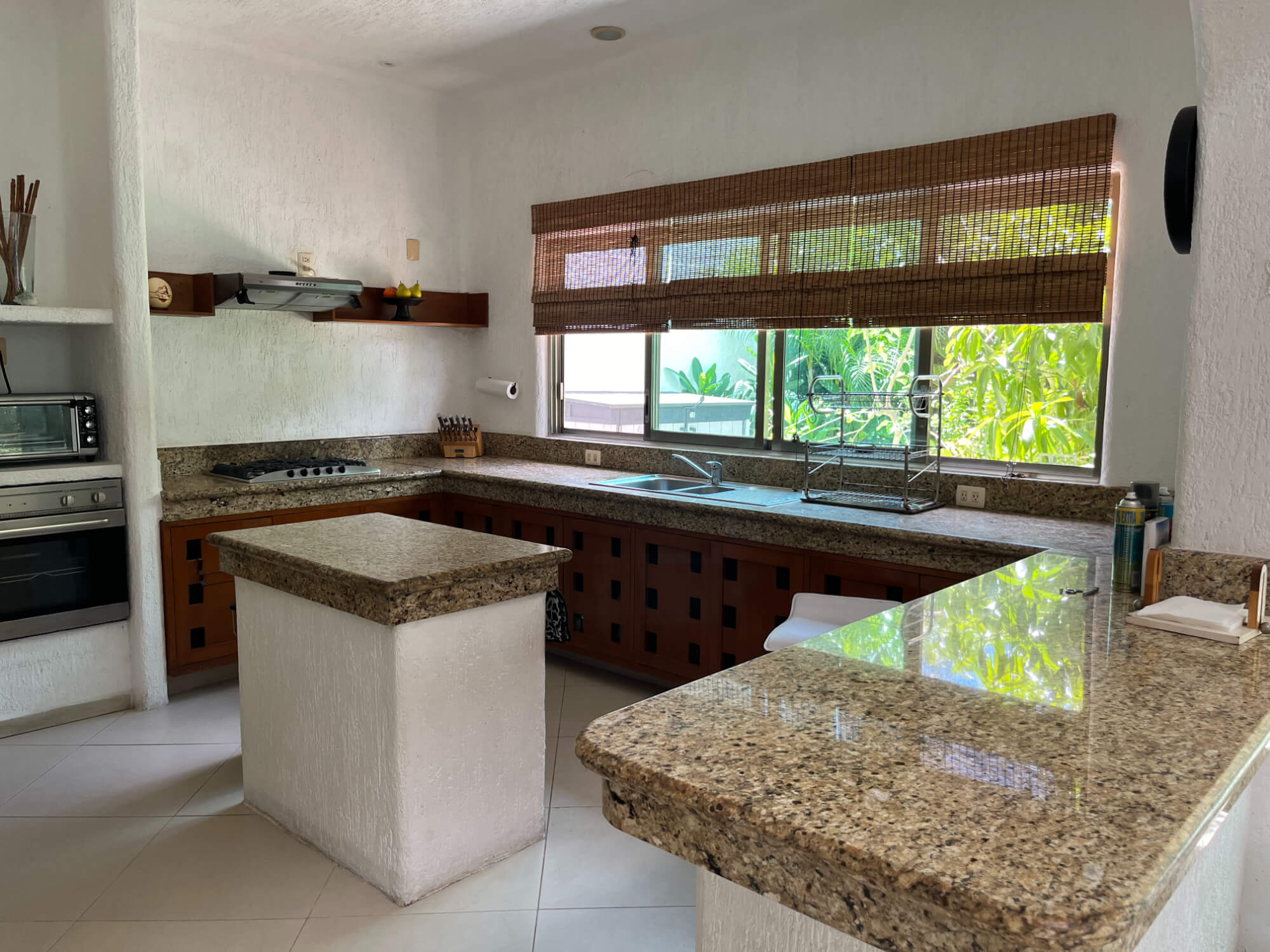 Casa frente al lago, alberca privada, muelle con acceso al lago para kayaks, area de spa y regadera con vapor, en residencial con casa club